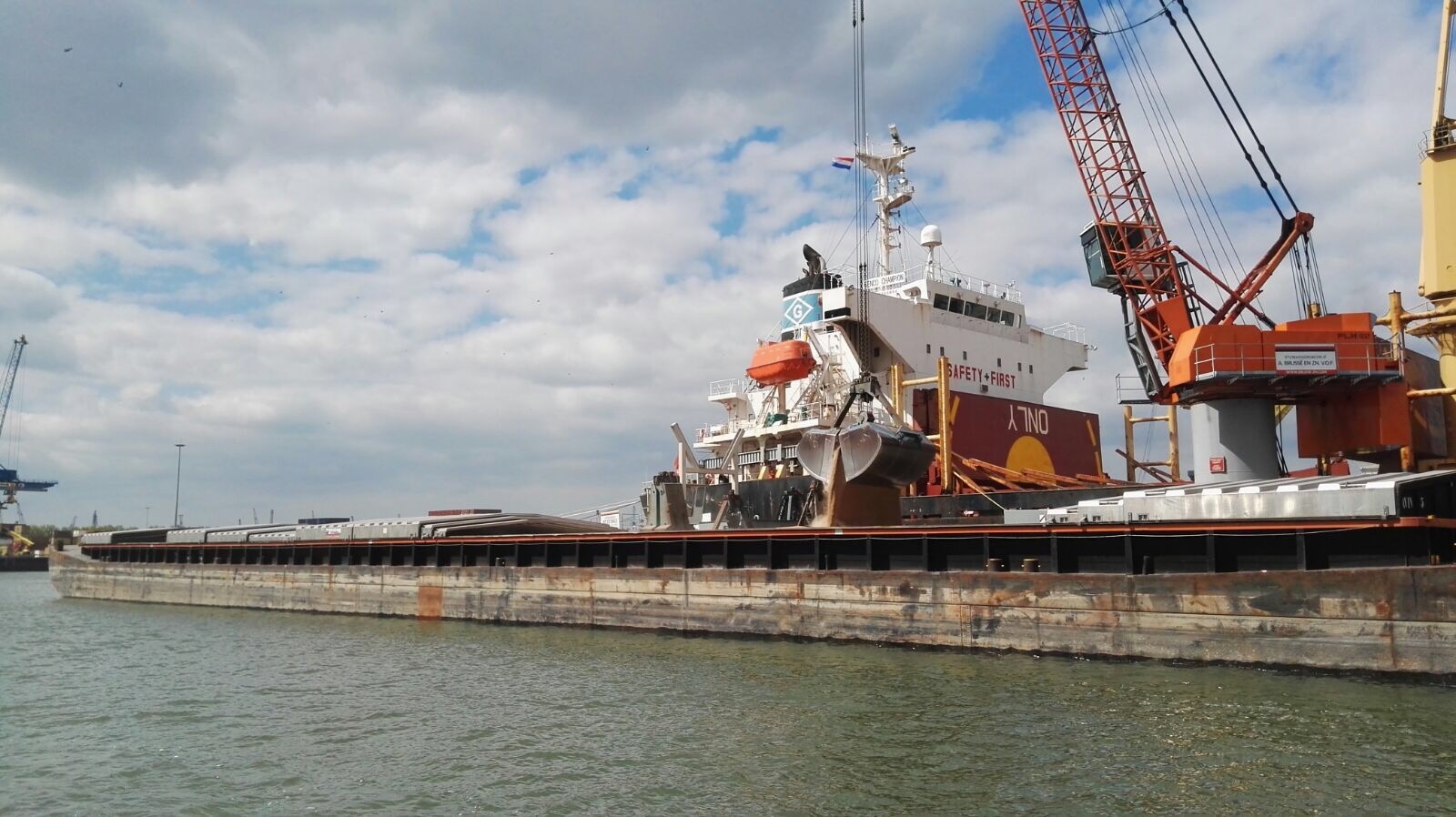 Barge Navin 95 with 3000 tons maize storage